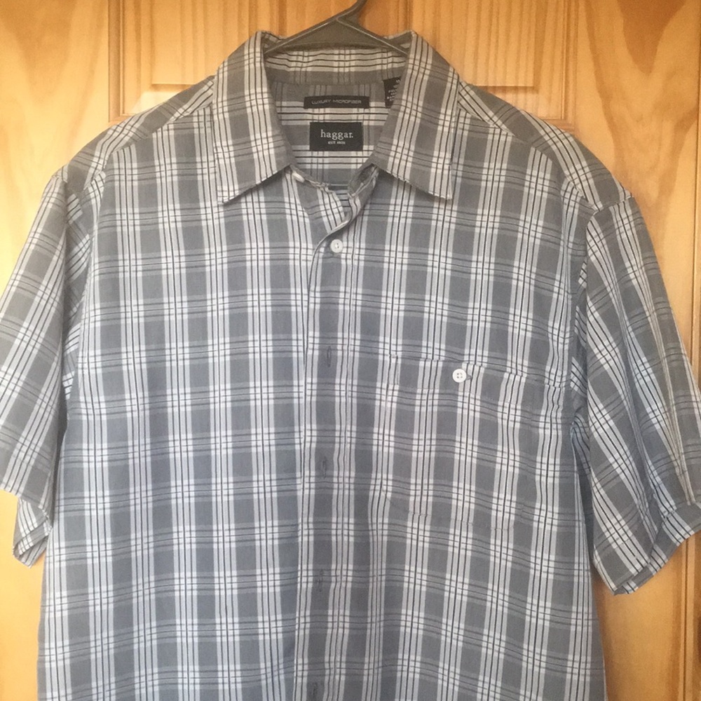 Men medium short sleeve button up shirt.